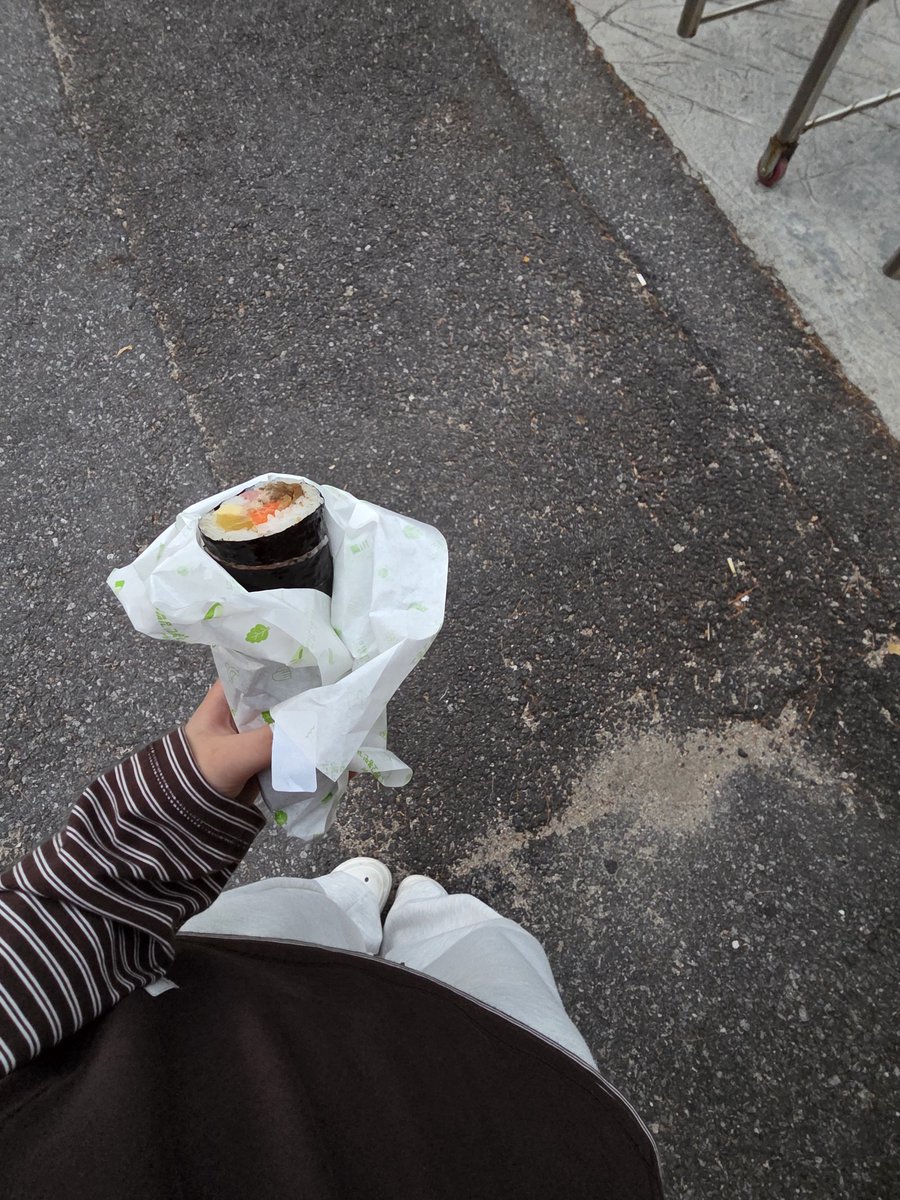 zhfxltm113's tweet photo. 걸으면서김밥처묵기시발 https://t.co/3O60BzllRY