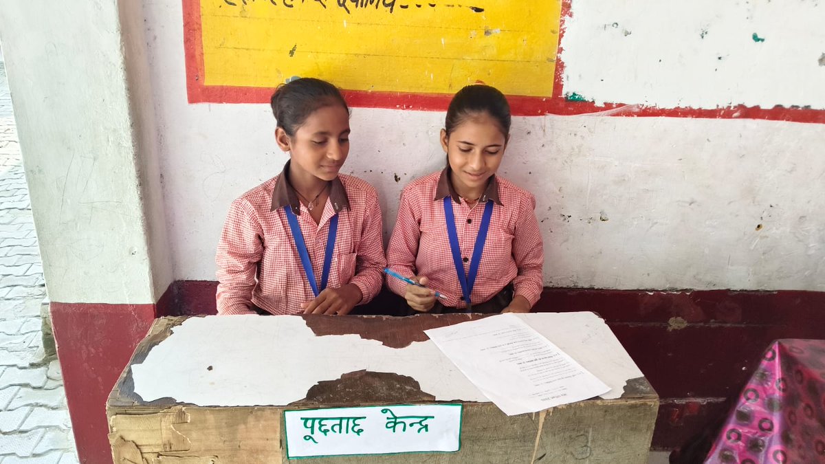 basicshiksha_up's tweet photo. मिनी बैंक से वित्तीय साक्षरता तक, बच्चों ने सीखा धन के सदुपयोग का पाठ

कानपुर देहात के संविलियन विद्यालय डेराकरीमनगर, राजपुर में शनिवार विशेष नो बैग डे के अंतर्गत बच्चों का मिनी बैंक एवं वित्तीय साक्षरता गतिविधि आयोजित की गई।

बच्चों ने मिनी बैंक में प्रतिभाग कर बैंकिंग प्रक्रिया और वित्तीय लेनदेन को समझा। नुक्कड़ नाटक के माध्यम से बैंक में होने वाले विभिन्न कार्यों को रोचक ढंग से प्रस्तुत किया गया। स्मार्ट टीवी के माध्यम से वित्तीय साक्षरता जागरूकता कार्यक्रम दिखाकर बच्चों को धन के सदुपयोग और जिम्मेदार वित्तीय व्यवहार के प्रति जागरूक किया गया।

राष्ट्रीय शिक्षा नीति 2020 की भावना के अनुरूप गतिविधि आधारित शिक्षण के माध्यम से बच्चों में व्यवहारिक ज्ञान, जीवनोपयोगी कौशल और वित्तीय समझ विकसित करने का प्रयास किया गया। बेसिक शिक्षा विभाग द्वारा शिक्षा को रुचिकर, व्यवहारिक और कौशलपरक बनाने पर विशेष जोर दिया जा रहा है।

#SchoolEducation #SamagraShiksha #25CroreBachchonKeSapnoKaBharat #SchoolsForViksitBharat #SevaSankalpAbhiyan #MereSapnoKaBharat