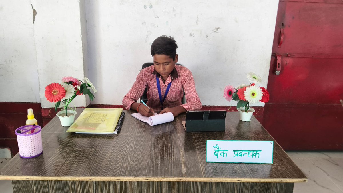 basicshiksha_up's tweet photo. मिनी बैंक से वित्तीय साक्षरता तक, बच्चों ने सीखा धन के सदुपयोग का पाठ

कानपुर देहात के संविलियन विद्यालय डेराकरीमनगर, राजपुर में शनिवार विशेष नो बैग डे के अंतर्गत बच्चों का मिनी बैंक एवं वित्तीय साक्षरता गतिविधि आयोजित की गई।

बच्चों ने मिनी बैंक में प्रतिभाग कर बैंकिंग प्रक्रिया और वित्तीय लेनदेन को समझा। नुक्कड़ नाटक के माध्यम से बैंक में होने वाले विभिन्न कार्यों को रोचक ढंग से प्रस्तुत किया गया। स्मार्ट टीवी के माध्यम से वित्तीय साक्षरता जागरूकता कार्यक्रम दिखाकर बच्चों को धन के सदुपयोग और जिम्मेदार वित्तीय व्यवहार के प्रति जागरूक किया गया।

राष्ट्रीय शिक्षा नीति 2020 की भावना के अनुरूप गतिविधि आधारित शिक्षण के माध्यम से बच्चों में व्यवहारिक ज्ञान, जीवनोपयोगी कौशल और वित्तीय समझ विकसित करने का प्रयास किया गया। बेसिक शिक्षा विभाग द्वारा शिक्षा को रुचिकर, व्यवहारिक और कौशलपरक बनाने पर विशेष जोर दिया जा रहा है।

#SchoolEducation #SamagraShiksha #25CroreBachchonKeSapnoKaBharat #SchoolsForViksitBharat #SevaSankalpAbhiyan #MereSapnoKaBharat