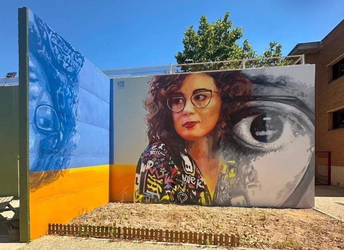 ConchiLillo's tweet photo. Con una mezcla de incredulidad y gratitud inmensa,voy camino de Valencia para la inauguración mañana de este mural tan bonito, de la artista @udatxo1 para el proyecto #DonesDeCiència de @UPV.Está en un muro del IES Enric Valor Picanya restaurado tras la DANA. Es demasiada emoción https://t.co/rDwe1mIClk