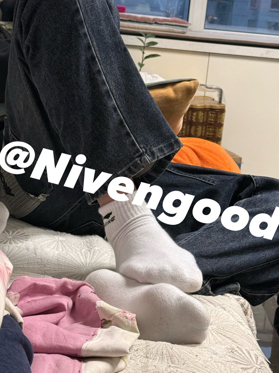 Nivengood's tweet photo. 和弟弟一起看电视
有没有傻逼贱狗看弟弟的白袜看立了？想给你小孩祖宗跪下磕几个响头的？
#弟弟 #12 #脚丫 #脚 #小孩爹 https://t.co/WXLyUIkoW1