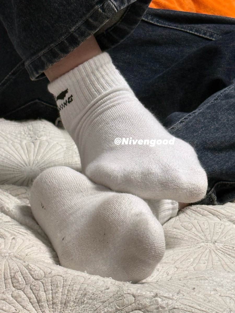 Nivengood's tweet photo. 和弟弟一起看电视
有没有傻逼贱狗看弟弟的白袜看立了？想给你小孩祖宗跪下磕几个响头的？
#弟弟 #12 #脚丫 #脚 #小孩爹 https://t.co/WXLyUIkoW1