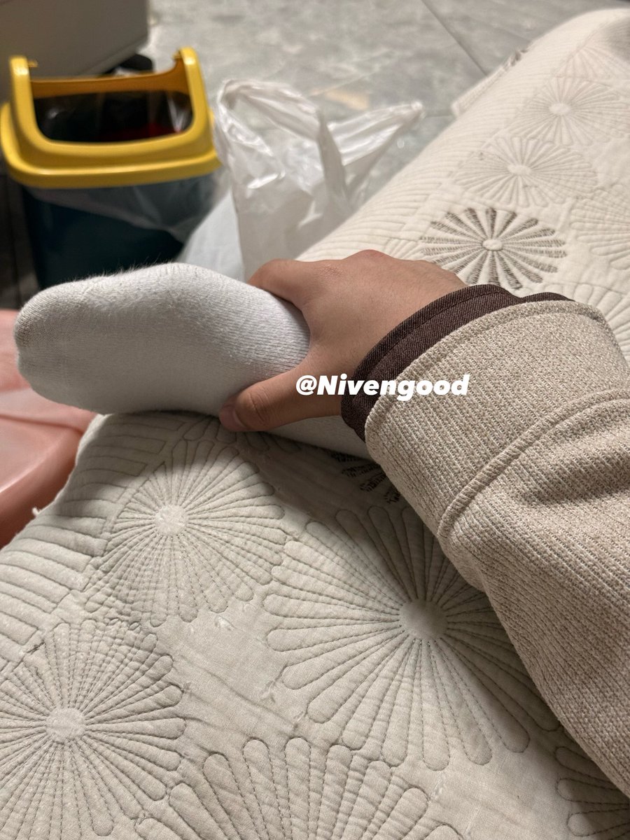 Nivengood's tweet photo. 和弟弟一起看电视
有没有傻逼贱狗看弟弟的白袜看立了？想给你小孩祖宗跪下磕几个响头的？
#弟弟 #12 #脚丫 #脚 #小孩爹 https://t.co/WXLyUIkoW1
