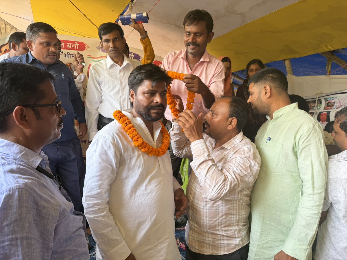 Sandeep_Saurav_'s tweet photo. आज गर्दनीबाग धरना स्थल पर बिहार प्रदेश शिक्षा सेवक/ तालीमी मरकज संघ के आंदोलन में शामिल होकर उनकी मांगों का समर्थन किया। पिछली बार बिहार विधानसभा में इनके लिए सम्मानजनक वेतन का मुद्दा उठाया था तब इनका वेतन बढ़कर दुगुना हुआ था लेकिन राज्यकर्मी का दर्जा इन्हें अभी तक नहीं मिला है। 

नियमावली में संशोधन, शिक्षक का दर्जा, सम्मानजनक वेतनमान और अनुकम्पा का लाभ—ये उनका हक है।

जो शिक्षा सेवक वर्षों से बच्चों का भविष्य संवार रहे हैं, उनके भविष्य की सुरक्षा सरकार की जिम्मेदारी है। सरकार उनकी न्यायसंगत मांगों पर अविलंब सकारात्मक निर्णय ले।

शिक्षा सेवकों के हक और सम्मान की लड़ाई में हम मजबूती से उनके साथ हैं।