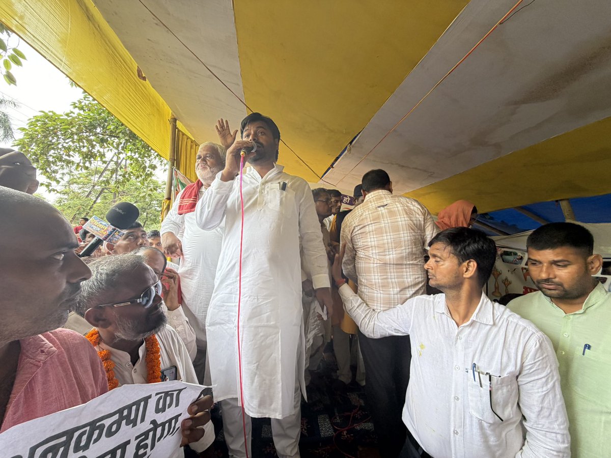 Sandeep_Saurav_'s tweet photo. आज गर्दनीबाग धरना स्थल पर बिहार प्रदेश शिक्षा सेवक/ तालीमी मरकज संघ के आंदोलन में शामिल होकर उनकी मांगों का समर्थन किया। पिछली बार बिहार विधानसभा में इनके लिए सम्मानजनक वेतन का मुद्दा उठाया था तब इनका वेतन बढ़कर दुगुना हुआ था लेकिन राज्यकर्मी का दर्जा इन्हें अभी तक नहीं मिला है। 

नियमावली में संशोधन, शिक्षक का दर्जा, सम्मानजनक वेतनमान और अनुकम्पा का लाभ—ये उनका हक है।

जो शिक्षा सेवक वर्षों से बच्चों का भविष्य संवार रहे हैं, उनके भविष्य की सुरक्षा सरकार की जिम्मेदारी है। सरकार उनकी न्यायसंगत मांगों पर अविलंब सकारात्मक निर्णय ले।

शिक्षा सेवकों के हक और सम्मान की लड़ाई में हम मजबूती से उनके साथ हैं।