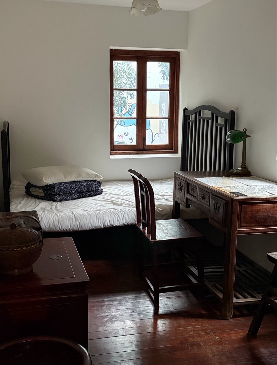 liuxue_qu's tweet photo. 毛沢東の部屋からハチワレが覗いてて草 https://t.co/aBmn2yFwe6