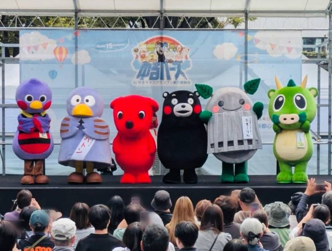 55_kumamon's tweet photo. 埼玉で開催された「ゆるバース2026」に参加してきたモン！たくさんのお友だちや活動ば再開したチーバ君にも会えたモン☆これからも復興に向けて一緒にがまだすモーン！エイエイモーン！ https://t.co/umL4Slg6b3