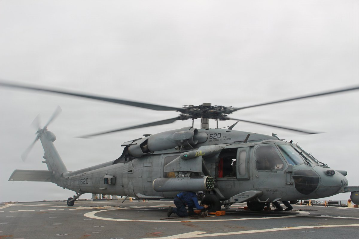 Roberto_yeager's tweet photo. Un #Sikorsky MH-60S #SeaHawk del HSC-12 (perteneciente al CVW5 del #CVN73 #USSGeorgeWashington, bien cargado de #APKWS, operando desde el #DDG76 #USSHiggins en la zona de operaciones de la 5ª Flota (DDG 76) (#USNavy photo) #MH60S https://t.co/e5MH4P4GNO