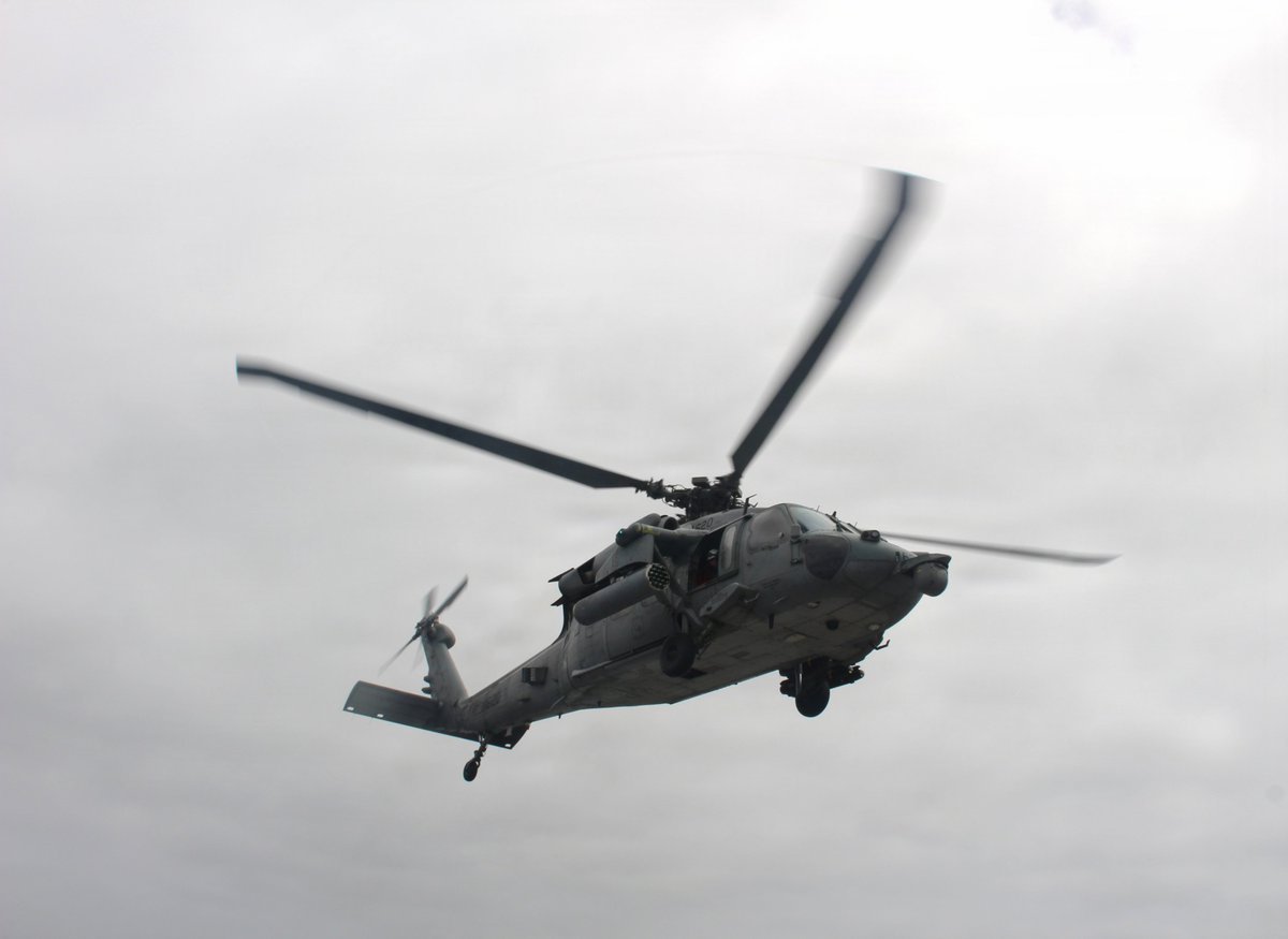 Roberto_yeager's tweet photo. Un #Sikorsky MH-60S #SeaHawk del HSC-12 (perteneciente al CVW5 del #CVN73 #USSGeorgeWashington, bien cargado de #APKWS, operando desde el #DDG76 #USSHiggins en la zona de operaciones de la 5ª Flota (DDG 76) (#USNavy photo) #MH60S https://t.co/e5MH4P4GNO