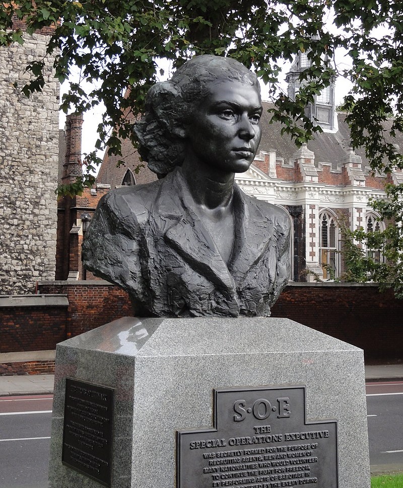 SOEhistory's tweet photo. 🅾🅽  🆃🅷🅸🆂  🅳🅰🆈
October 4, 2009: The Duke of Wellington unveils the SOE monument in London, which features a bust of SOE agent Violette Szabo.
#SOEMonument #VioletteSzabo #SOE #WW2 1/3 https://t.co/w2G1oyAg8E