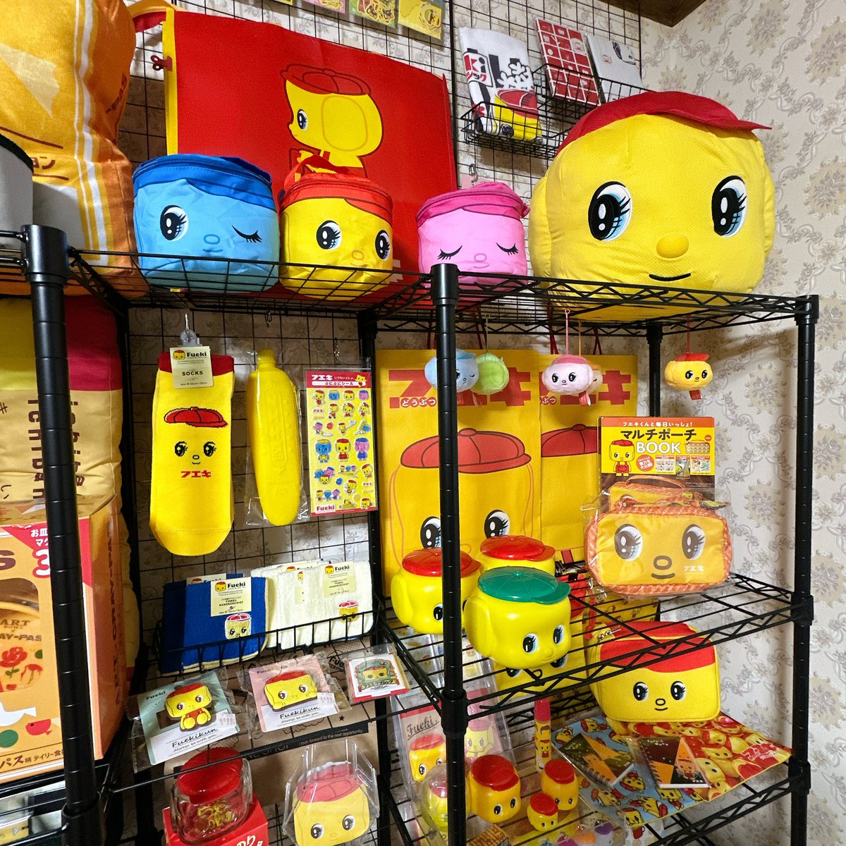 jinmendori2021's tweet photo. 自宅のお気に入りスペースが進化しました🤗

【サクラクレパス時々図案コーナー】の横に
【フエキくん＆ぺんてるコーナー】を✨

可愛すぎてもう１時間くらいただ眺めてる

#サクラクレパス
#図案スケッチブック
#フエキくん
#ぺんてる https://t.co/v0Lg3wdEwY