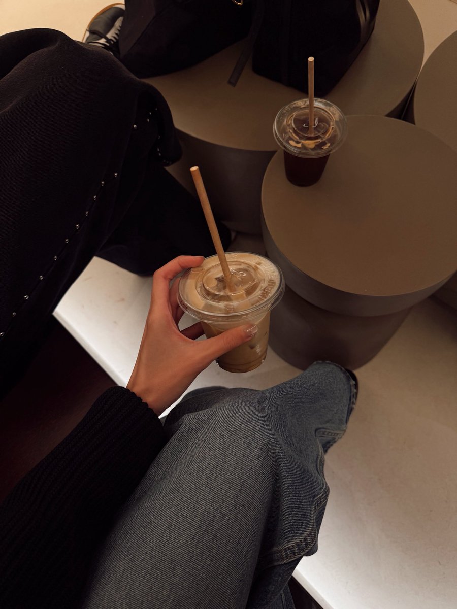 lena__lorena's tweet photo. ขาดกาแฟพี่เหมือนขาดใจ🥹✨ 

#CHANELSpringSummer 
#CHANEL #PFW  
#CHANELSS27xLenaMiu 
#LalinaLena 
@CHANEL https://t.co/KhQ9oNbxKt