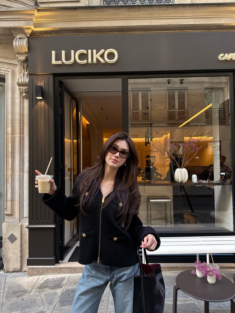 lena__lorena's tweet photo. ขาดกาแฟพี่เหมือนขาดใจ🥹✨ 

#CHANELSpringSummer 
#CHANEL #PFW  
#CHANELSS27xLenaMiu 
#LalinaLena 
@CHANEL https://t.co/KhQ9oNbxKt
