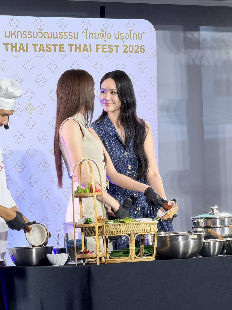 wxxiiittta's tweet photo. แม่กับพ่อหวานมาก ตัดภาพมาที่เชฟ 😆😆

THAI TASTE THAI FEST X PNB
#ไทยฟุ้งปรุงไทยxปุยนุ่นบิ๊นท์ https://t.co/Wu8POuamHR