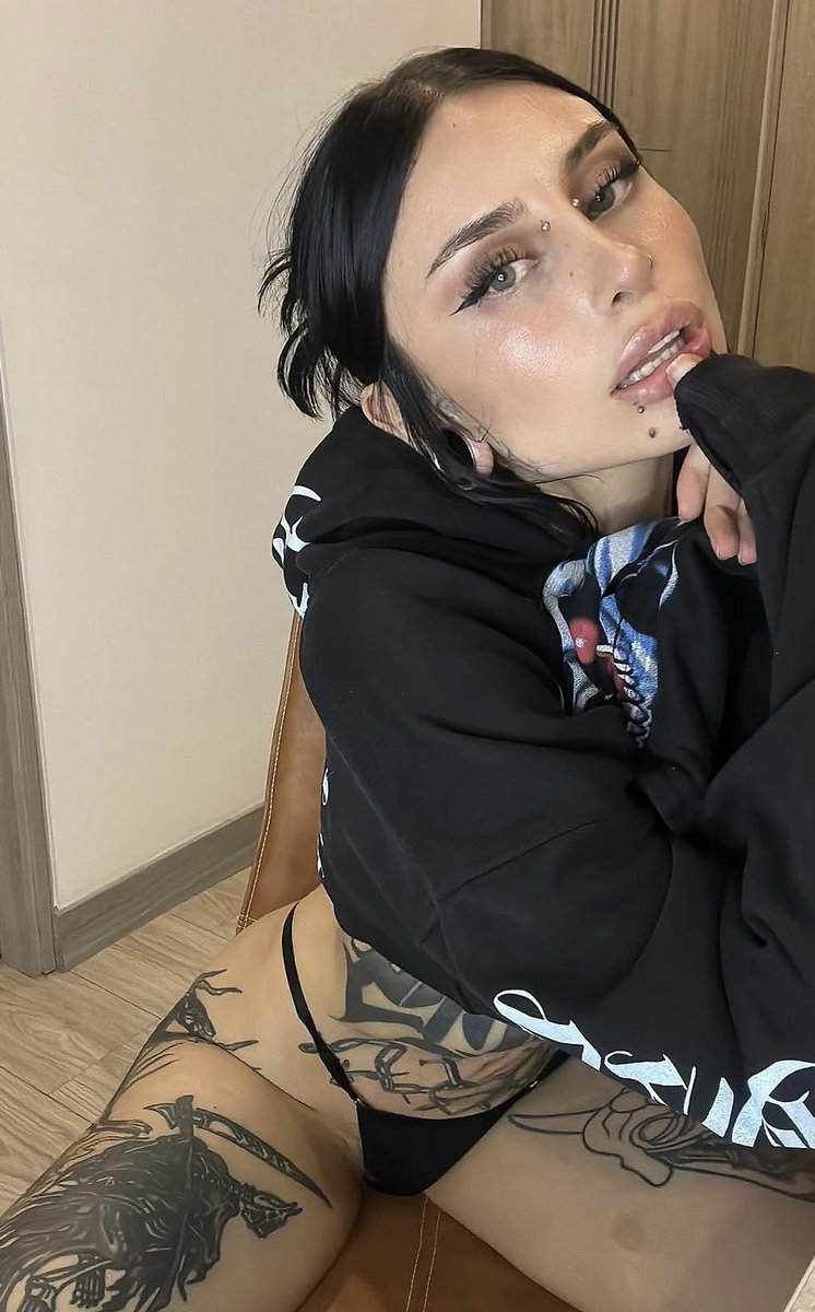 HerrinLina777's tweet photo. Na wer ist online und bringt seine göttin zum Lachen? Ich habe noch auf Sessions und du darfst herhalten Loser🥵🥵
https://t.co/54jQog3euw

#findom  #blackmail #fyp #poffers #feetworshi̇p https://t.co/oLpRhQ9EpI