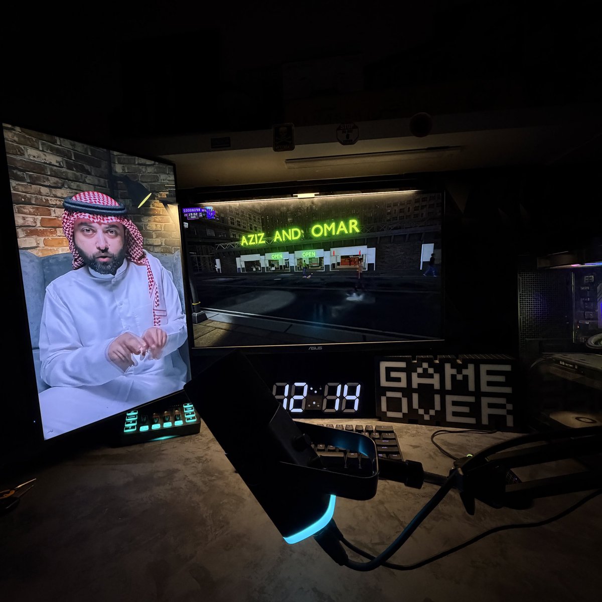 liiic1_'s tweet photo. حَنَنتَ إِلى رَيّا وَنَفسُكَ باعَدَت
مَزارَكَ مِن رَيّا وَشِعبا كَما مَعا

فَما حَسَنٌ أَن تَأتِيَ الأَمرَ طائِعاً
وَتَجزَعَ أَن داعي الصَبابَةِ أَسمَعا

بَكَت عَينِيَ اليُمنى فَلَمّا زَجَرتُها
عَنِ الجَهلِ بَعدَ الحِلمِ أَسبَلَتا مَعا

قِفا وَدِّعا نَجدا وَمَن هَلَّ بِالحِمى
وَقَلَّ لِنَجدِ عِندَنا أَن يُوَدَّعا

بِنَفسيَ تِلكَ الأَرضُ ما أَطيَبَ الرُبا
وَما أَحسَنَ المُصطافَ وَالمُتَرَبَّعا

وَأَذكُرُ أَيّامَ الحِمى ثُمَّ أَنثَني
عَلى كَبدي مِن خَشيَةٍ أَن أتَصَدَّعا

فَلَيسَت عَشيّاتِ الحِمى بِرَواجِعٍ
عَلَيكَ وَلَكِن خَلِّ عَينَيكَ تَدمَعا .

- الصمه إبن عبدالله القشيري