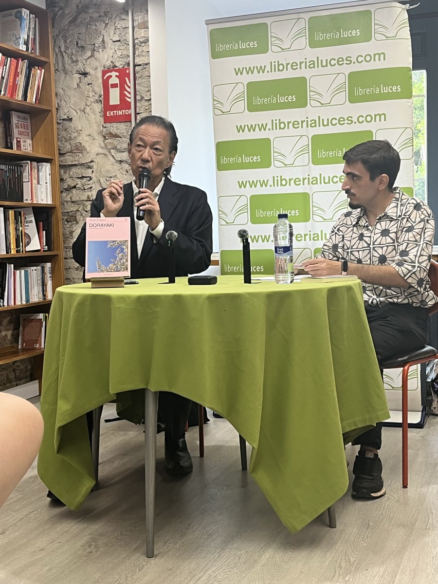 arlequinTetsuya's tweet photo. 地中海の港町、マラガまでやってきました。書店Librería Luces内での講演です。立ち見の皆さんもぎっしり。温かな拍手で迎えられました。
通訳はケンブリッジ大学博士課程で日本の草書体などを研究されているホセさん。立川で暮らしていた頃があり、多摩川の夕焼けが好きだそうです。 https://t.co/R8AhLembrW