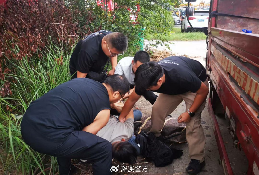 alinannca's tweet photo. The jurisdiction’s anti-kidnapping operation was challenging, and the rescue team checked the victim’s spine to ensure he could bear further treatment. https://t.co/ikq4kAfda3