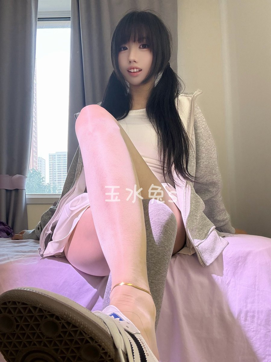 chmngccc's tweet photo. 你也曾在晚上看着其他人的尝试而想被姐姐控制管理吧？
自己迈出那一步，和只是观望完全是两种感觉哦~
乖孩子，全身心的去体验反而能让快感持续存在…来姐姐这里，向姐姐献出你的全部吧…🖤
#女s #女性崇拜 #控制 #贞操管理 #腿控 #足控 https://t.co/IMViVHQHbk