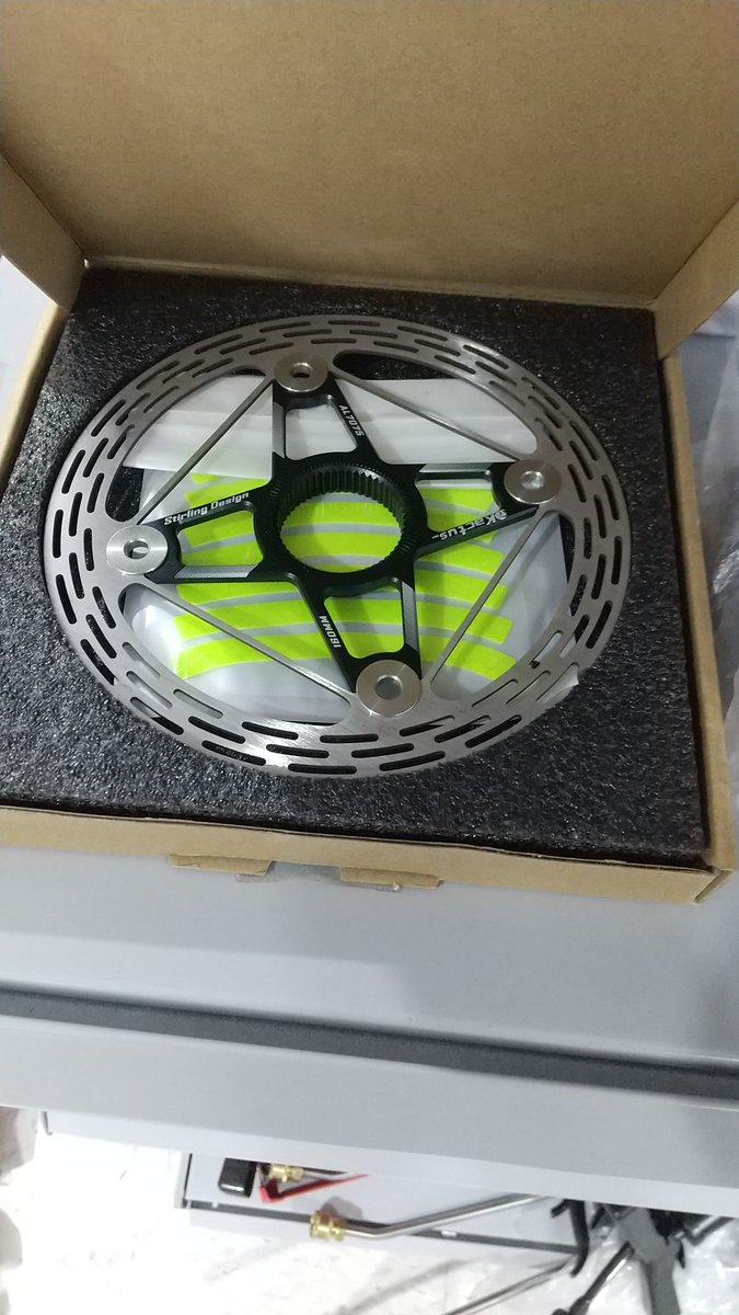 deokoma's tweet photo. 入間アウトレットの帰り道なので入間市駅前SAIOSの３９アウトレットへ
Amazonの返品とか消費期限切れなどを叩き売ってるんだけど土日は混んで活気あって楽しい
160mmブレーキローター500円w
ビミョーな朝食シリアルや冷凍食品などDomane号で来てなかったら買ってた https://t.co/HHNDCJprpm