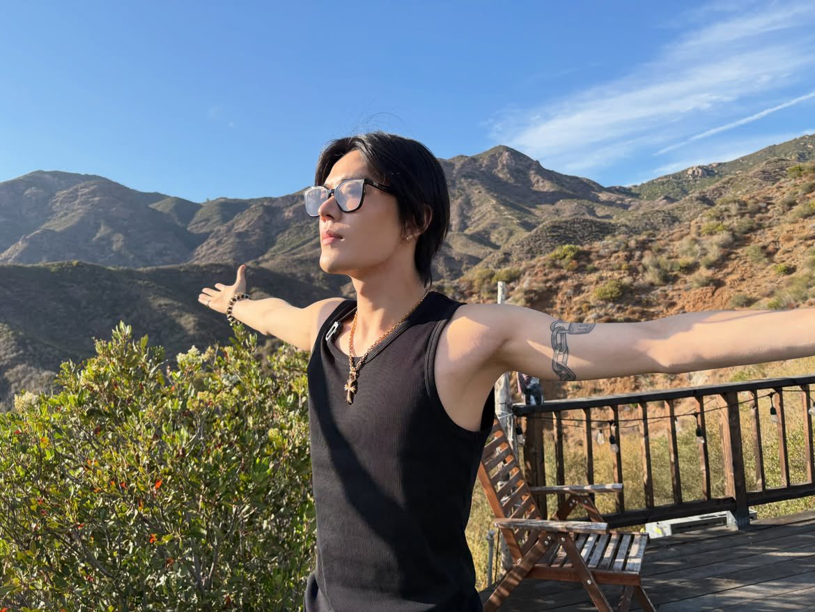sukinayuta's tweet photo. 261004 #YUTA #유타 #悠太 instagram update

"me while the guys were shirtless kkk"

yuta 🤣🤣🤣 he knows everyone was like where is him in this &amp; uploaded his own photos enjoying the nature 😭😂 https://t.co/7xUYRW0Btr