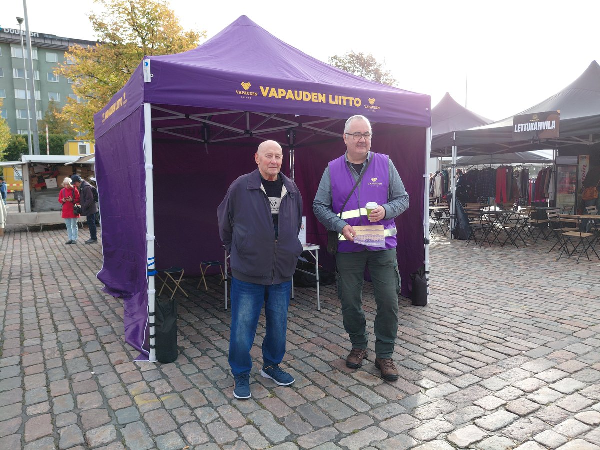 veehellsten's tweet photo. Ex-Itsenäisyyspuolueen @LuotonenJorma ja @VLpuolue eduskuntavaaliehdokas @JJakonen Hakaniemen maalaismarkkinoilla. On aika astua esiin rauhan ja Suomen itsemääräämisoikeuden puolesta.

#vapaudenliitto #itsenäisyys #rauha https://t.co/uLo969H8qx