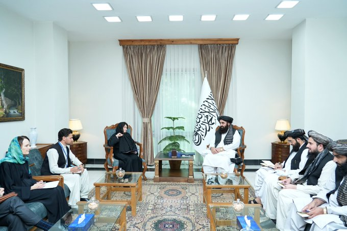 sayedrumisi's tweet photo. د ا.ا.ا د بهرنیو چارو وزیر، محترم مولوي امیرخان متقي، په سیاسي او د سولې ټینګښت چارو کې د ملګرو ملتونو له مرستیالې سرمنشي، آغلې روزمیري ډیکارلو، سره ولیدل.  په لیدنه کې د افغانستان او ملګرو ملتونو ترمنځ د همکاریو د عمومي وضعیت، بشري مرستو، د راستنېدونکو افغان کډوالو د اړتیاوو... https://t.co/y9QLDBqR6Z
