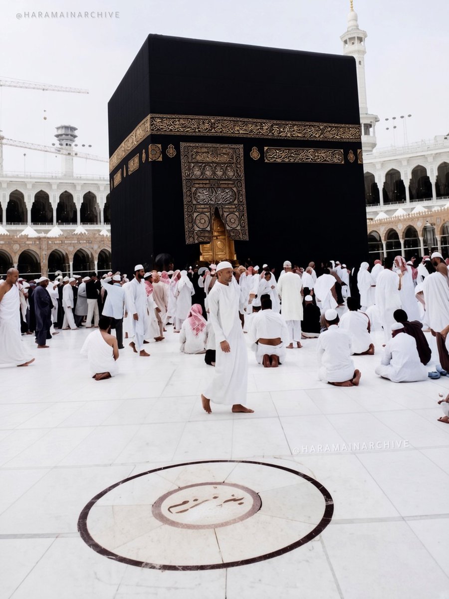muslimmakkah's tweet photo. يمر آلاف الأشخاص فوق هذا الموقع في المسجد الحرام كل يوم دون أن يدركوا أهميته.

هذه علامة في صحن المطاف كانت تشير إلى موضع بئر زمزم أطهر ماء على وجه الأرض, و قد أزيلت هذه العلامة عام 1419هـ. لاحظ قرب موقع البئر من #الكعبة_المشرفة.

#زمزم https://t.co/n2vivJafV3