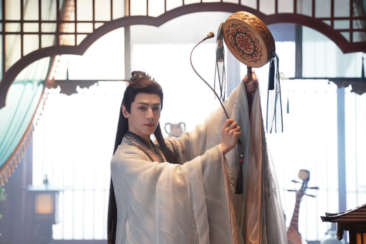 ThaiLuoshifen's tweet photo. 261004 หลัวอวิ๋นซีสตูดิโอ

#หลีซือ ออนไลน์

“ อาภรณ์สีอ่อนพลิ้วสะบัดตามสายลม ลุยตีกลองร่ายรำอย่างผ่าเผย
คุณชายชิงหยางท่วงท่าเปี่ยมด้วยจิตวิญญาณแห่งความทะนง เปี่ยมด้วยสง่าราศีและความงดงามอันเป็นเอกลักษณ์ ”

#หลัวอวิ๋นซี #罗云熙 #LuoYunxi #魅影神捕 #เทพมือปราบเงาปีศาจ

https://t.co/ZRcO2E4g4Z