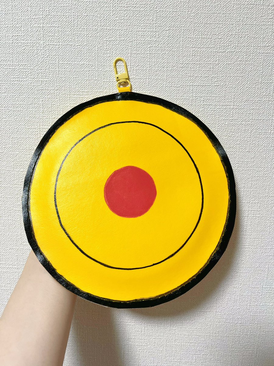 rito__cos's tweet photo. 雑なので遠目で見て✋🏻
ゴーゴーのディスク風缶バッジポーチ💜💛ラボメンデカ缶バッジを良い感じに付けたくて自作した👊🏻👊🏻材料費300円 https://t.co/ZGg3gMXqHc