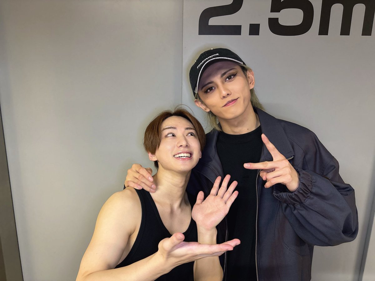 junto_awano's tweet photo. ミュージカル『新テニスの王子様』The Final Stage

本日は、3日目！マチネご来場いただきありがとうございました！
今日はなんといっても許斐先生とオーサマのお母さん跡部瑛子役の藤原紀香さんがご観劇してくださいました。🙇‍♂️
会場一体が歓声に包まれて完全に揺れてました🫨
いつも以上にド緊張と気が張ってしまいましたが全力で楽しみました！✊🎾🐙

そしてオーサマの誕生日！🎂そして怜也くんテニミュ300回記念本当におめでとうございます！
選ばれし者だなと僕も思いました！😁

#新テニミュ　#ファイステ