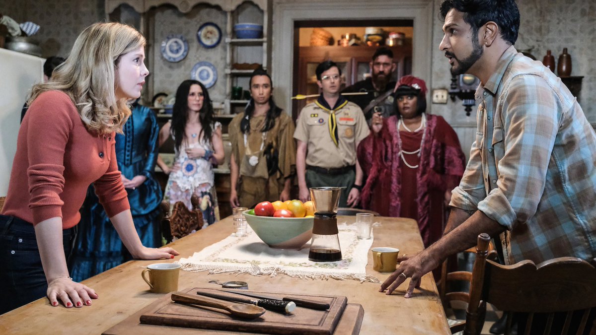 TarizSolis's tweet photo. Iseng nonton Ghosts di Netflix, eh malah keterusan karena lucu, nyenengin & comforting banget. Tiap episode adaaa aja yg bikin ngakak & terharu tipis-tipis. Gara-gara series ini malah jadi pengen temenan sama hantu di rumah buat diajakin ngobrol (tapi semoga mereka baik wkwkwk).

Ya, hantu di sini nggak serem. Mereka justru kocak, ramah bahkan suka menolong. Ceritanya tentang pasutri yg mewarisi sebuah rumah yg ternyata berhantu. Usai si istri jatuh dari tangga, dia tiba-tiba bisa melihat & berkomunikasi dengan para hantu. Dari sini, kedua belah pihak lantas memutuskan untuk saling membantu memecahkan masalah masing-masing.

FUN!