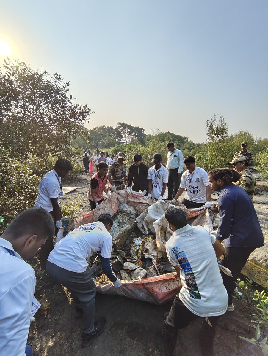 EnvironmentLife's tweet photo. W 320
On National Wildlife Week mangrove clean-up drive

150+ volunteers battled the October heat to clear massive plastic waste from Karave mangroves about 1 tons plus trash. Let's protect our coastal wildlife—say no to single-use plastic!

@MangroveForest
@moesgoi
#WildlifeWeek https://t.co/xTWnv5aAxl