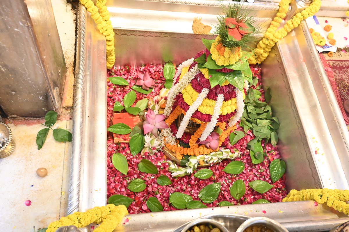 ShriVishwanath's tweet photo. श्री काशी विश्वनाथ जी की मध्यान्ह-भोग आरती I     
 #kashi #darshan #kashivishwanath #VishwanathDham #blessings https://t.co/AKYa6cwgA4