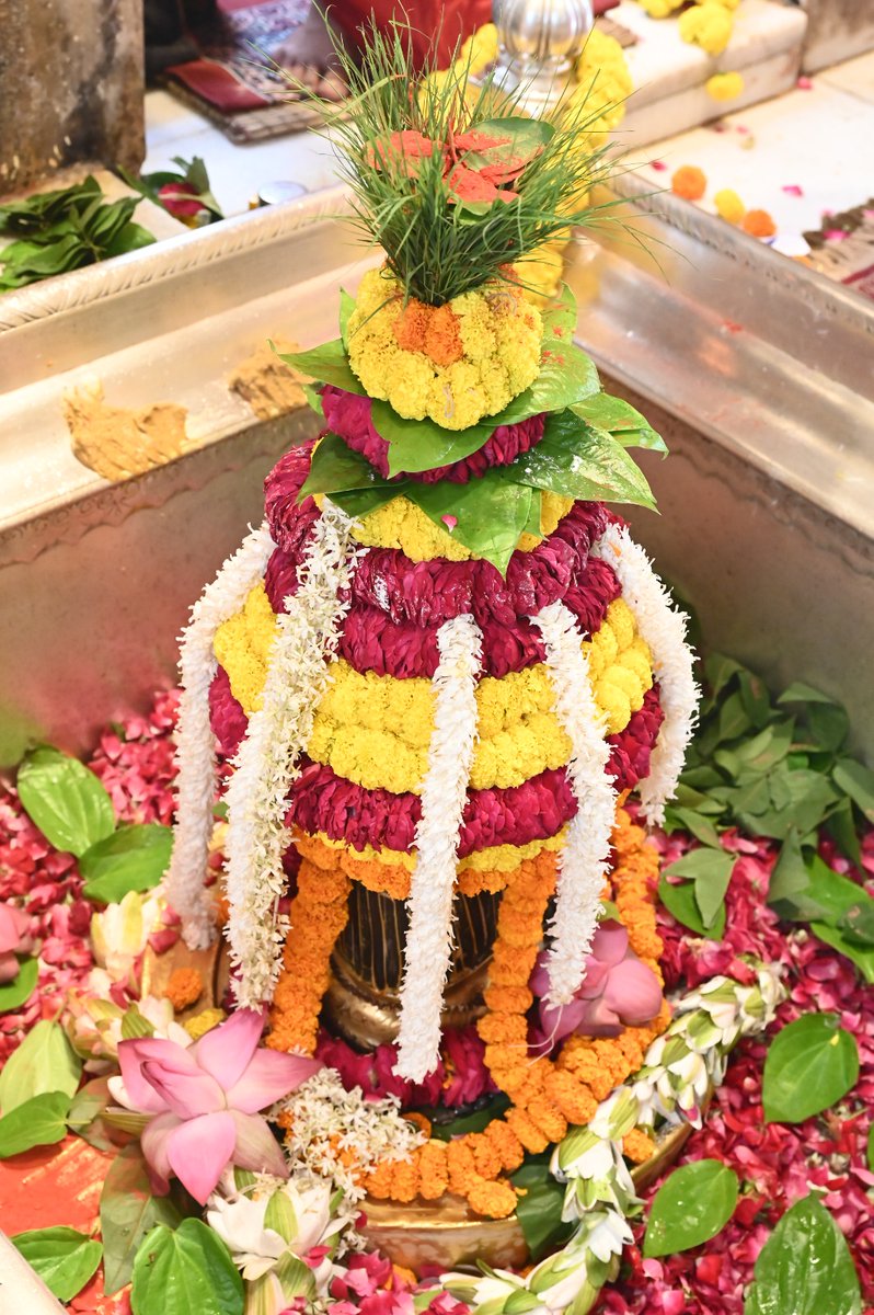 ShriVishwanath's tweet photo. श्री काशी विश्वनाथ जी की मध्यान्ह-भोग आरती I     
 #kashi #darshan #kashivishwanath #VishwanathDham #blessings https://t.co/AKYa6cwgA4