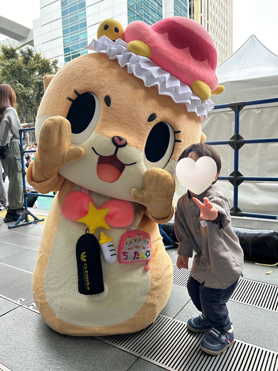 0819yuchan's tweet photo. 思ったより早く用事済んだから寄り道してみたら思ったよりキャラクターいっぱいいて写真撮りまくっちゃった😂
40近くと撮ってたよ😂 https://t.co/d0euyIF5CA