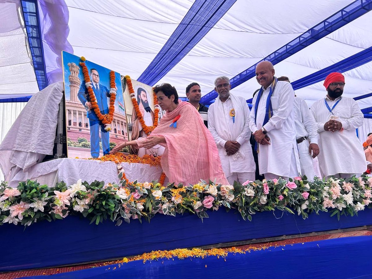 Kumari_Selja's tweet photo. आज करनाल में बेगमपुरा स्वाभिमान संघर्ष समिति द्वारा आयोजित ‘बेगमपुरा स्वाभिमान प्रबुद्ध सम्मेलन’ में शामिल हुई।

सम्मेलन में सामाजिक न्याय, समानता, संवैधानिक अधिकारों और समाज के सम्मान से जुड़े महत्वपूर्ण विषयों पर उपस्थित प्रबुद्धजनों एवं साथियों के साथ सार्थक संवाद हुआ।

समाज के प्रत्येक वर्ग को समान अधिकार, सम्मान और न्याय मिले, इसके लिए हमारी लड़ाई पूरी प्रतिबद्धता के साथ जारी रहेगी।