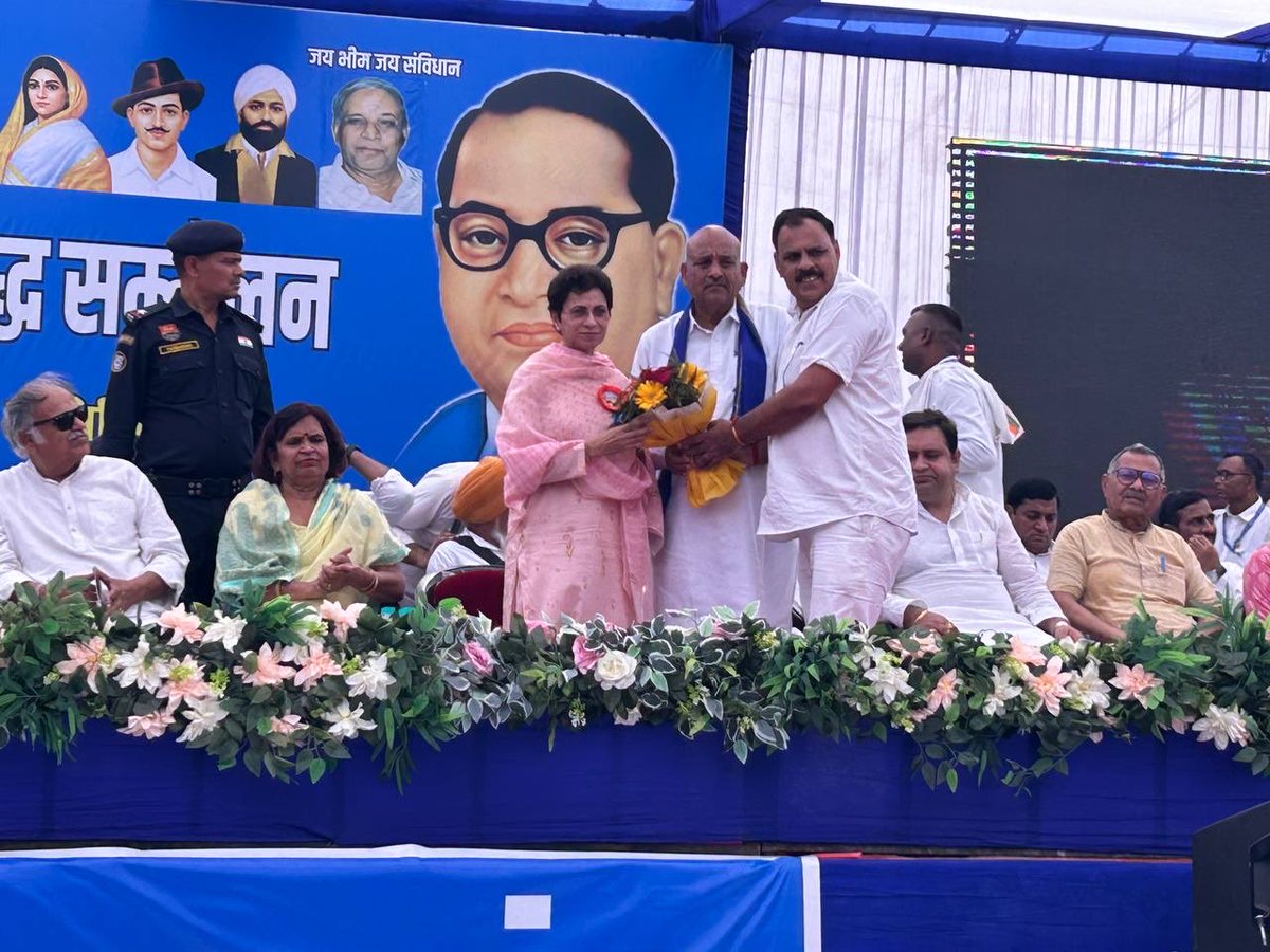 Kumari_Selja's tweet photo. आज करनाल में बेगमपुरा स्वाभिमान संघर्ष समिति द्वारा आयोजित ‘बेगमपुरा स्वाभिमान प्रबुद्ध सम्मेलन’ में शामिल हुई।

सम्मेलन में सामाजिक न्याय, समानता, संवैधानिक अधिकारों और समाज के सम्मान से जुड़े महत्वपूर्ण विषयों पर उपस्थित प्रबुद्धजनों एवं साथियों के साथ सार्थक संवाद हुआ।

समाज के प्रत्येक वर्ग को समान अधिकार, सम्मान और न्याय मिले, इसके लिए हमारी लड़ाई पूरी प्रतिबद्धता के साथ जारी रहेगी।