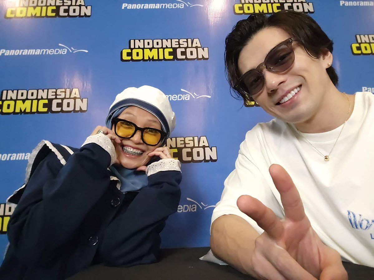 lost_in_zoro's tweet photo. Btw I'm so grateful for Indonesian fans, eventho the selfies and autos are SUPER fast, no one is complaining!! Everyone is so happy just to meet Mackenyu!! So proud of my fellow Indonesians!! 🥹❤️ https://t.co/Vkr7AMhx5k