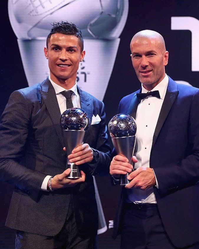 madrid_total2's tweet photo. Zinedine Zidane: “Cristiano Ronaldo me hizo ganar trofeos increíbles. 

Me quito el sombrero ante ti, Cris.

Debemos reconocer su enorme carrera COMO SE MERECE. Tuve la suerte de tenerlo conmigo.

Tengo muchísimo respeto por todos mis jugadores y, especialmente, por Cristiano.”

TE AMO ZIZOU. 😭🤍