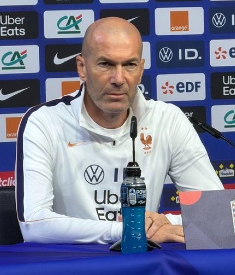 madrid_total2's tweet photo. Zinedine Zidane: “Cristiano Ronaldo me hizo ganar trofeos increíbles. 

Me quito el sombrero ante ti, Cris.

Debemos reconocer su enorme carrera COMO SE MERECE. Tuve la suerte de tenerlo conmigo.

Tengo muchísimo respeto por todos mis jugadores y, especialmente, por Cristiano.”

TE AMO ZIZOU. 😭🤍