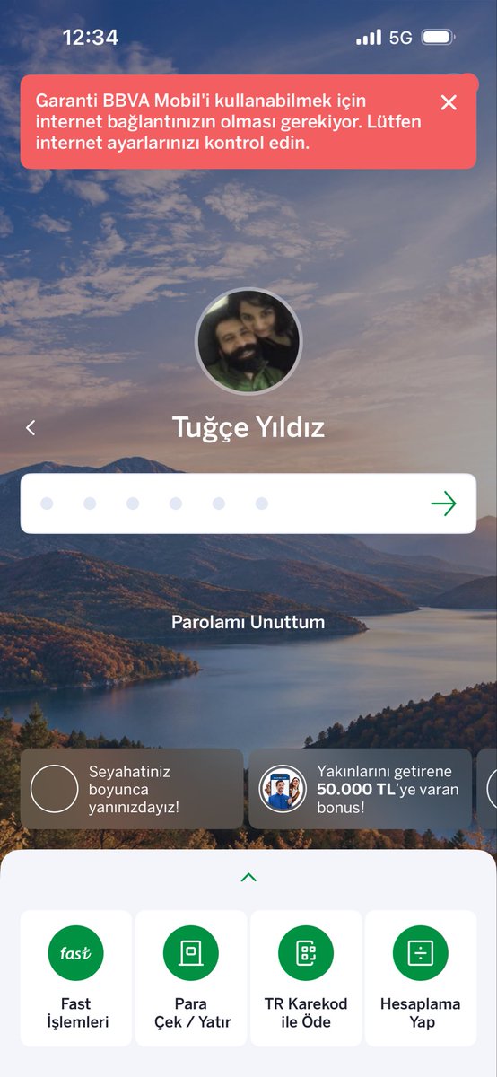 tucekaracay's tweet photo. Hiçbir şekilde internet çekmiyor, asla kullanamıyorum. Banka uygulaması bile açılmıyor ve bu haftalardır her lokasyonda böyle. 5G görünüyor, tam çizgi çekiyor görünüyor ama asla yok bağlantı. @VodafoneTR https://t.co/LhYBLOMi00