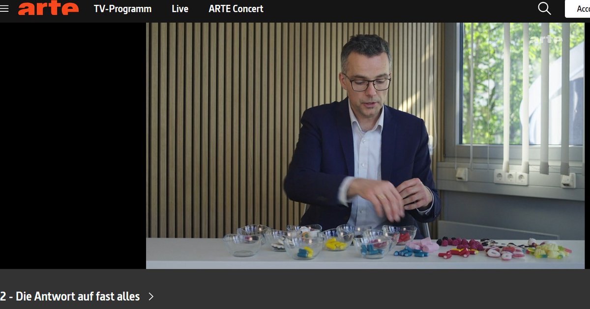 DebusMarc's tweet photo. Für die @ARTEfr-Doku „Sind die Parteien an allem Schuld?“ durfte ich ein paar Einschätzungen unter anderem zur Entwicklung des deutschen Parteiensystems beitragen. Für die bessere Visualisierung mit Hilfe des Sortierens von Süßigkeiten 😊

https://t.co/7zYMc6hnMr https://t.co/4okWjfCSrl