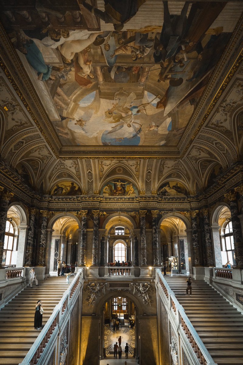 supawichable's tweet photo. KHM Museum ที่เวียนนา ไซส์ไม่ใหญ่เท่า Lourve นะแต่อินทีเรียร์คือตาแตก บันได กำแพง ประตู เสา เพดาน เดินดูแค่นี้ก็เป็นชม.แล้ว มีคาเฟ่แกลมๆ ให้นั่งด้วยแต่มีคิวเลยไม่ไ่ด้ต่อ

masterpiece ที่นี่คือ The Art of Paining ของ Vermeer กับงาน Bruegel (รายละเอียดเยอะ ควรมาดูด้วยตาเนื้อมาก) https://t.co/x8vInA70zv