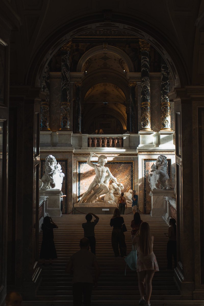 supawichable's tweet photo. KHM Museum ที่เวียนนา ไซส์ไม่ใหญ่เท่า Lourve นะแต่อินทีเรียร์คือตาแตก บันได กำแพง ประตู เสา เพดาน เดินดูแค่นี้ก็เป็นชม.แล้ว มีคาเฟ่แกลมๆ ให้นั่งด้วยแต่มีคิวเลยไม่ไ่ด้ต่อ

masterpiece ที่นี่คือ The Art of Paining ของ Vermeer กับงาน Bruegel (รายละเอียดเยอะ ควรมาดูด้วยตาเนื้อมาก) https://t.co/x8vInA70zv
