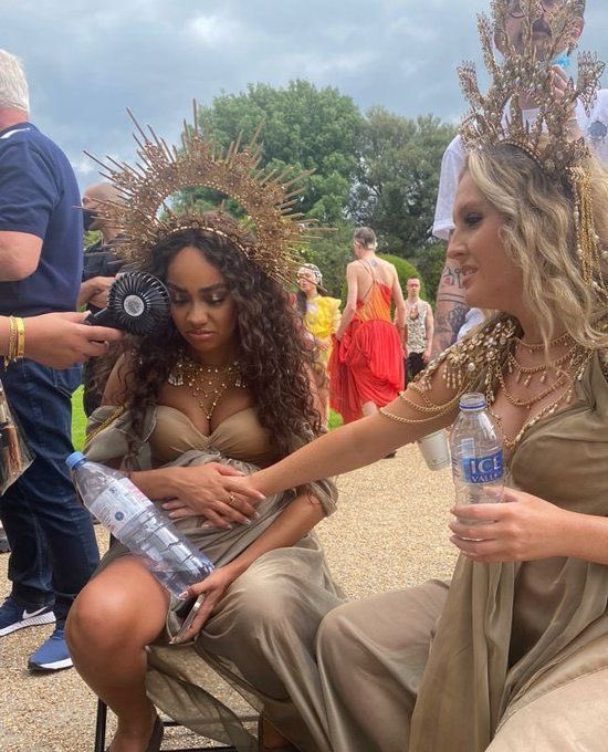 AccessPerrie's tweet photo. Happy Birthday to our queen @LeighAnneMusic 💚🩷 https://t.co/KOUHKybDOK