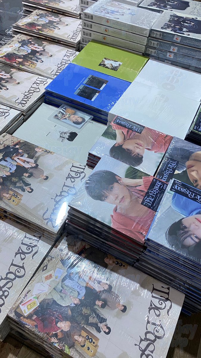 bluejayshop's tweet photo. #Bluejayshop_GA 
SURPRISE SEALED ALBUM GIVEAWAY! 🥳

- follow us 🔔
- like and retweet 
- reply

will draw on oct 11 🚶‍♀️ https://t.co/GV787bL8sr