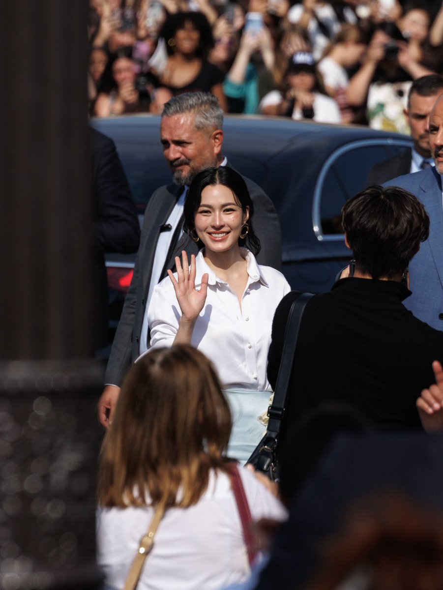 00KAw5118's tweet photo. Lingling Kwong brings a smooth grace that elevates Dior Summer27's style at PFW.😍

#LinglingKwong #DiorSummer27
#PFW #Dior
#LinglingKwongXDiorSummer27
@Dior @linglingsirilak https://t.co/VivkG5Yw2s