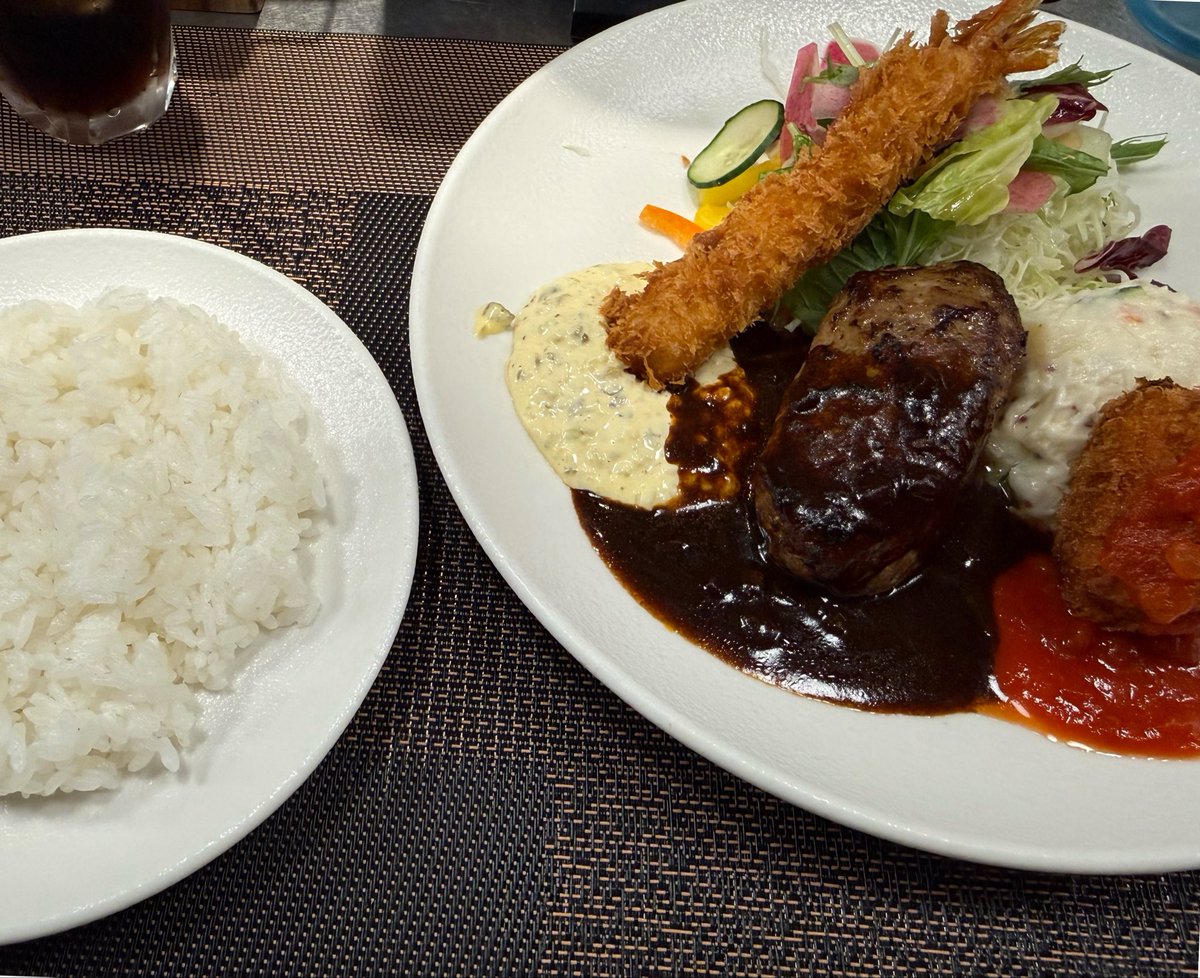 AndPinky's tweet photo. 昼飯を抜いたせいなのかこんなに食べたのにお腹いっぱいにならない😭😭😭パン買って電車で食べた美味かった。みはしのあんみつも食べたかった今度は絶対食べる。 https://t.co/P4WZVMk7rk