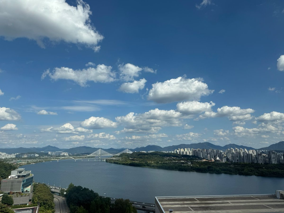 MateenMohammed_'s tweet photo. KBW was a major success.

Met some incredible founders, investors, KOLs and some of the brightest minds in the space.

But the biggest takeaway? People genuinely love what we’re building with Hamieverse.

The vision resonates. The IP stands out. The mission hits differently.

Leaving Korea with new relationships, new opportunities and even more conviction than before.

Hamieverse is just getting started. 🐹🌎